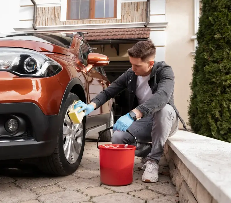 Lavage auto à domicile Lebetain : professionnel intervenant sur un véhicule